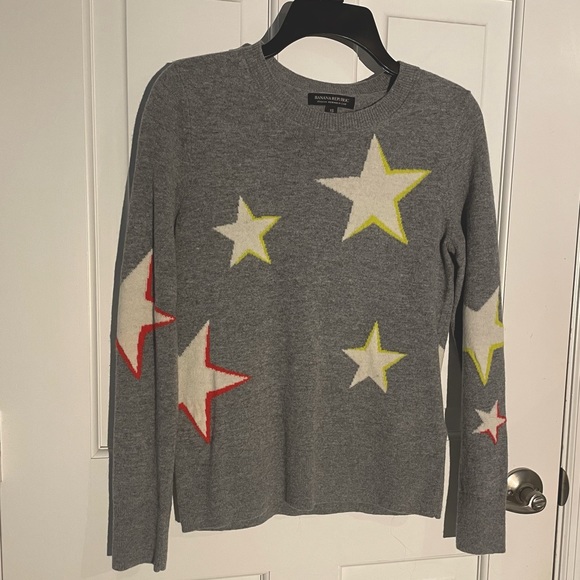 Banana Republic Star Sweater in Gray & White Stars With Yellow & Red - Picture 1 of 8